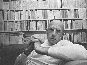 O filósofo pós-modernista Michel Foucault. a crítica de Foucault desafia a visão positivista da ciência como algo que opera à parte das dinâmicas de poder e dominação. Em vez disso, a ciência é vista como uma prática que, em muitos casos, serve para reforçar essas dinâmicas