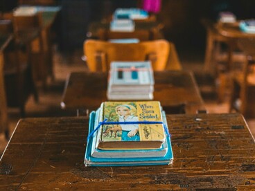 Para o futuro, a sustentabilidade do sistema educativo português dependerá da capacidade do Estado em aliviar esta carga. Não se trata apenas de salários, embora a valorização remuneratória seja urgente. Trata-se de devolver o tempo aos professores. Tempo para pensar, tempo para estudar, tempo para colaborar com os colegas e, acima de tudo, tempo para estar presente para os alunos sem a pressão de ter de preencher mais um formulário antes do final do dia