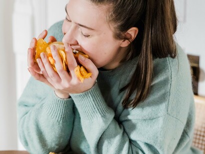 Entre a escolha de alimentos frescos e a praticidade dos produtos prontos, as condições de acesso também influenciam o que chega à mesa. Comer melhor nem sempre significa apenas escolher melhor, mas poder escolher