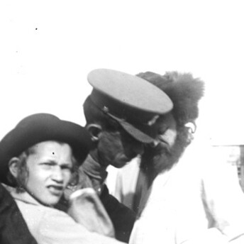 Año 1920: un policía cachea a un judío en Jerusalén