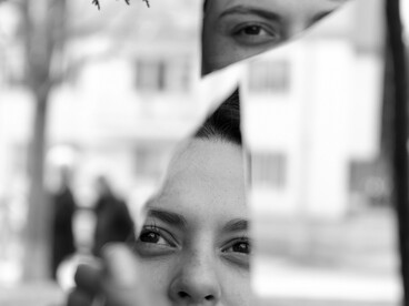 O rosto de uma mulher aparece fragmentado nos pedaços de um espelho quebrado. A realidade que percebemos também chega até nós em partes, reconstruída pelos sentidos, pela linguagem e pelas convenções que utilizamos para dar significado ao mundo