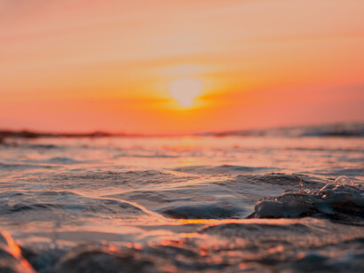 Atardecer en el mar: de momento sentimos, que el mar estaba vivo como nosotros, y que se alimentaba con las lágrimas de la humanidad