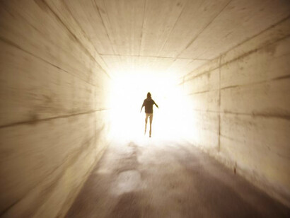 L’attraversamento di un tunnel e la vista di una splendida luce confortante