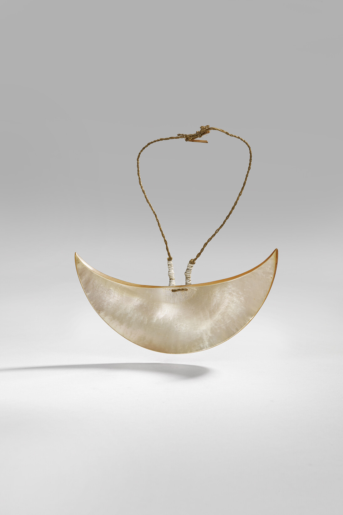 Pectoral, Île de Malaita, 20e siècle, Nacre, perles de coquillage, fibres végétales © musée du quai Branly