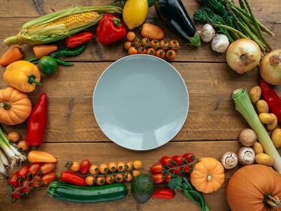 A plate surrounded by colorful vegetables encourages mindful meals using fresh ingredients 