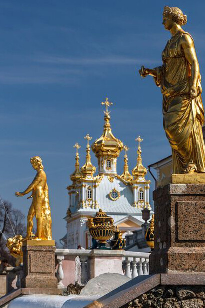 Nos jardins do palácio de Peterhof, perto de St. Petersburg