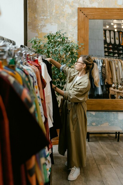 Se desapegar parece difícil, uma boa inspiração é o livro A mágica da arrumação: a arte japonesa de colocar ordem na sua casa e na sua vida, de Marie Kondo. Ele traz exercícios práticos que ajudam a transformar a organização em leveza e clareza