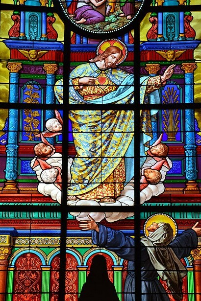  Vetrata raffigurante l'apparizione di Cristo a Santa Margherita Maria, Cappella del Sacro Cuore, Cattedrale Saint-Louis de la Rochelle, La Rochelle, Francia   
