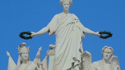 O abuso de poder por conta das costas quentes da ala libertadora faz com que os líderes que dirigem algumas instituições do estado se tornem intocáveis e até imunes a justiça por conta disso. Será este um país que almeja ter o respeito dos cidadãos quando vão a procura de seus serviços ou de alguma Justiça, instituições que prestam contas a um partido ou a um grupo de pessoas