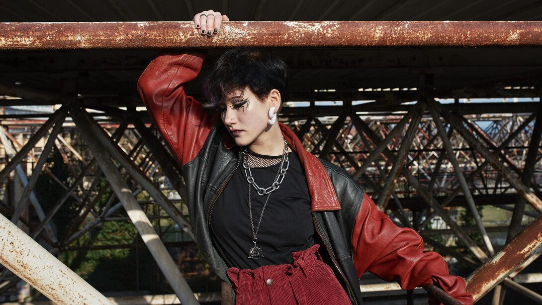 El estilo whimsigothic combina la esencia mística de las brujas y los vampiros con un espíritu hippie y bohemio