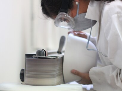 Joven investigador trabajando en el laboratorio