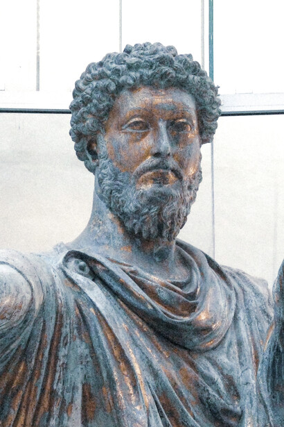 Marco Aurelio, en su obra "Meditaciones", afirma que se debe estar siempre en el presente y no sufriendo posibles problemas del futuro