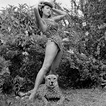 Bettie Page e cheetah, 1954. Fotografia Bunny Yeager 