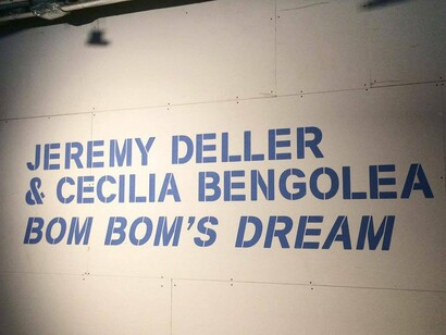 Cartaz de Bom Bom's dream, obra de Jeremy Deller e Cecilia Bengolea