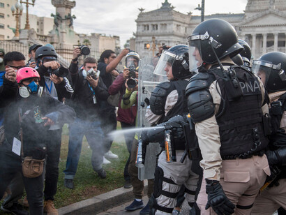 Diversas organizaciones documentan represión a manifestantes y hostigamiento a periodistas, incluyendo agresiones físicas y amenazas en redes sociales