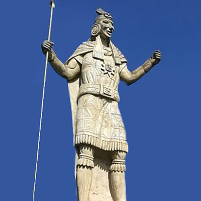 Statua di Atahualpa situata nel centro di Plaza de los Baños del Inca