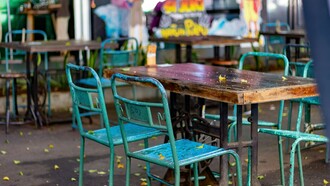 Na mesa ao lado, um grupo discutia política, moral e espiritualidade com uma empolgação de quem acreditava ter encontrado a Verdade em letras maiúsculas. Percebi alguns olhares, mas mantive-me cabisbaixa, abaixei ainda mais o meu chapéu — comecei a girar a colher dentro do café — sem açúcar, como sempre — apenas para ter um pretexto para o silêncio. Não é que eu não tenha opinião; o que tenho, é uma preguiça gigantesca em debater