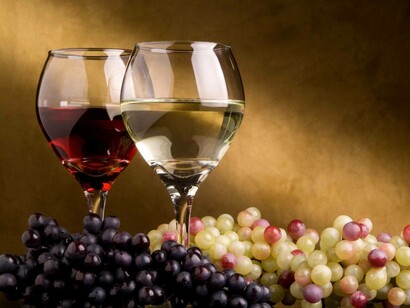 Copas de vino tinto y vino blanco