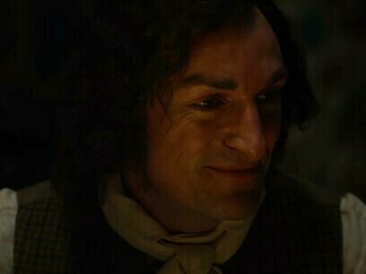 Marcus Lamb nelle vesti di Bob Cratchit nell' Uomo che inventò il Natale  (MGM - Netflix)