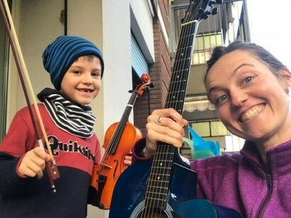 Flash mob, musica dal balcone di casa