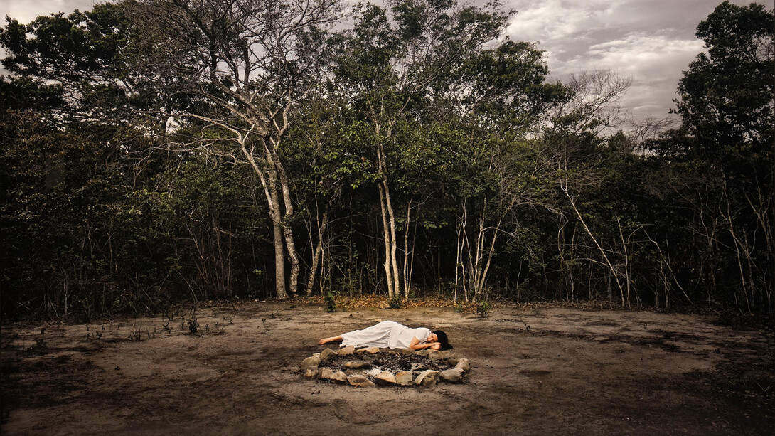 Marina Abramović, Sleeping by the fire pit (detalle), 2012. Cortesía del Museo de Bellas Artes de Bilbao
