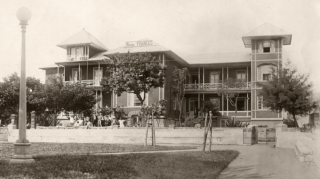 Familia Genet Ramos con amigos, frente al Hotel Francés, alrededor del año 1925. Foto de Manuel Cubero (1885-1957), de la colección de Ronald Brenes Fernández (1983-2021), propiedad de la señora Vanessa Carpio Araya