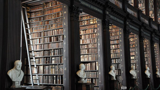 Filósofos rodeados de ideas