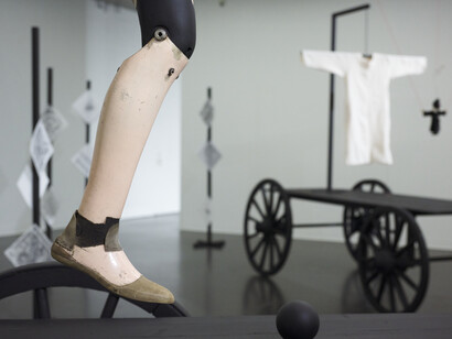 Böse geis­ter, maß­nah­men zur wiederbelebung, ausstellungsansicht. Mit freundlicher genehmigung des Lentos Kunstmuseum