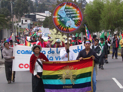 Miembros de la Confederación de Nacionalidades Indígenas del Ecuador (CONAIE) marchan en Quito