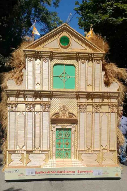 L'evento coinvolge l'intera comunità e attira visitatori da tutta Italia, celebrando il legame profondo tra la terra, il raccolto e la devozione popolare. Uno dei carri delle edizioni passate della Festa del Grano di Foglianise (BN), Italia