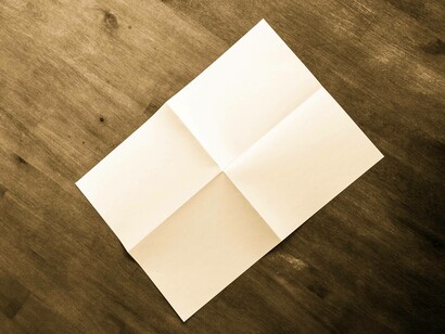 Foglio di carta piegato: "Pieghiamo e ripieghiamo dunque il foglio. Piegarlo significa generare un’altra forma, procedere da una forma all’altra, essere artefici di una metamorfosi"