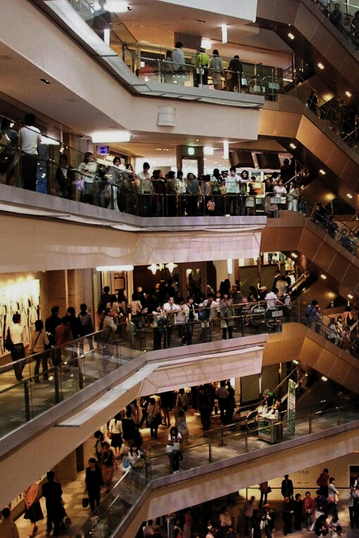 Centro comercial abarrotado. No hay que dejarse llevar por deseos materiales de futuro, acumulaciones que no garantizan la felicidad