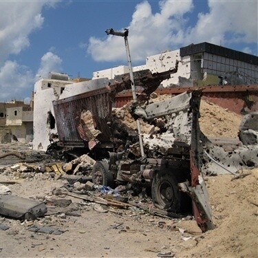 In Libia la situazione politica resta profondamente instabile, segnata dalla frammentazione del potere, dalla presenza di milizie armate e dall’assenza di un’autorità statale unitaria e riconosciuta