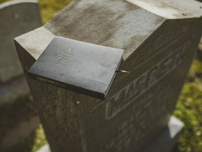 Biblia sobre una lápida