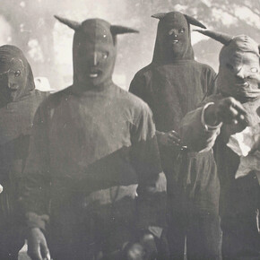 Kati Horna, Sans titre, Carnaval de Huejotzingo, Puebla, 1941, Tirage gélatino-argentique, 19,5 x 21,5 cm, Archivo Privado de Fotografía y Gráfica Kati y José Horna, © 2005 Ana María Norah Horna y Fernández