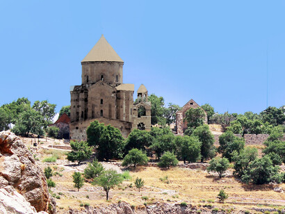 Se destacan en el monasterio los relieves de su fachada exterior, donde se representan diversas escenas bíblicas de gran detalle y belleza. El lago de Van y la catedral de la Santa Cruz en la isla de Akdamar, Van, Turquía
