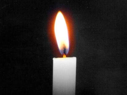Uma vela ilumina a escuridão