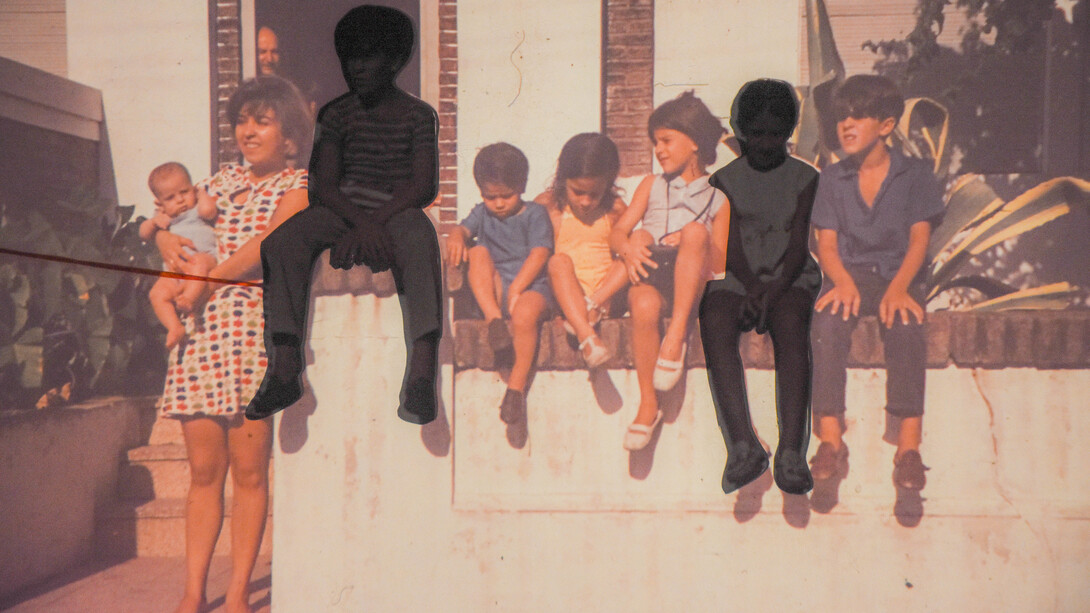 Oscura Kermés Oscura oferece uma experiência imersiva que conecta o visitante com a história e as memórias das vítimas da ditadura argentina de 1976-1983 uma exposição que promove reflexão e empatia sobre esse período sombrio. Foto tirada pelos autores da exposição OKA: Gustavo Hennekens, Victoria Puigcernau, Valentina Arlettaz e Félix Lenzi Colman