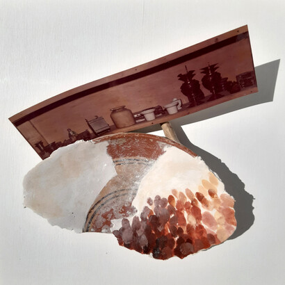 Antropologie, 1976-1978, pigmenti e stucco su coccio e stampa cromogenica, cm 20x20.
Courtesy Galleria Studio G7, Bologna.