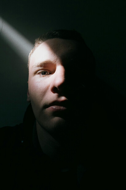 A jornada de superação do luto varia para cada pessoa, sendo marcada por lembranças, saudade e diferentes formas de enfrentamento