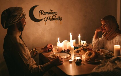 Um casal troca olhares à luz de velas durante um jantar preparado com atenção aos detalhes. Mais do que alimentar, uma refeição compartilhada pode ser uma das formas mais sinceras de demonstrar carinho e presença