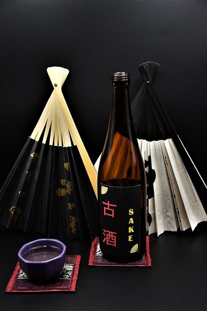 Sake. Se scegliessimo di pasteggiare con il sake nel massimo rispetto della cultura gastronomica giapponese piuttosto che degustarlo solamente a fine cena, la regola vorrebbe che la temperatura del sake e quella del cibo corrispondano