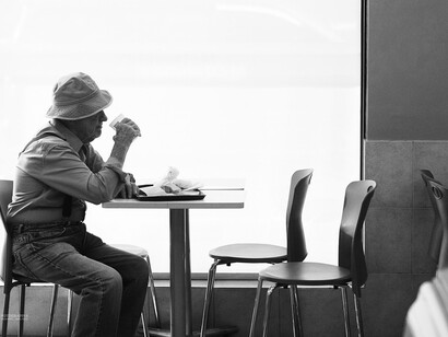 Una lacra de nuestro tiempo: la soledad de las personas mayores