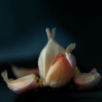 Proprietà dell'aglio. CC ormai lo usava con tutto e, con una delle sue genialate, aveva iniziato a fornire, sui vassoi dei pasti, volantini che decantavano le proprietà dell’aglio, sperando di limitare il diffondersi di lamentele