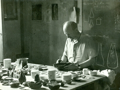 Paolo De Poli nel suo studio, fine anni '40