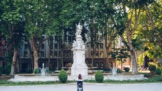 Una mujer en silla de ruedas en Madrid