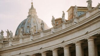Vaticano. A metà del corridoio, in mezzo a tanta magnificenza, sono stato preso da un conato di vomito, giuro, non sto esagerando, e sono uscito di corsa. Lì presi la mia decisione di smonacarmi