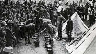 La distribuzione del rancio ai prigionieri