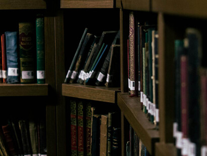 Ripiani di scaffale pieni di libri