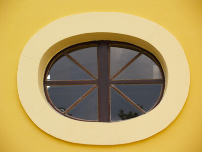 Ventana de cruces sobrepuestas, Capilla de la Paz, Sremski Karlovci (Serbia)